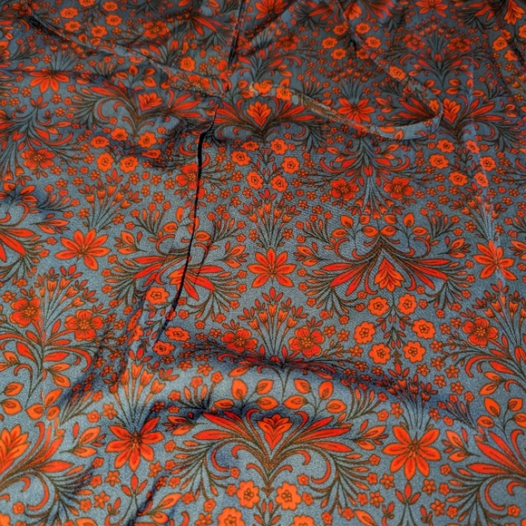 Sleeveless Blouse - Picture 3 of 4